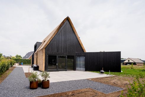Thermory_Vivid_Opaque_thermo-spruce_D4_cladding_Black_Netherlands