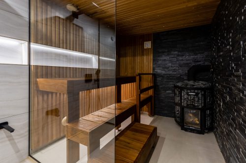 Thermory Sauna thermo-aspen wall panels STEP and thermo-radiata benches, private house in Estonia, photo Elvo Jakobson