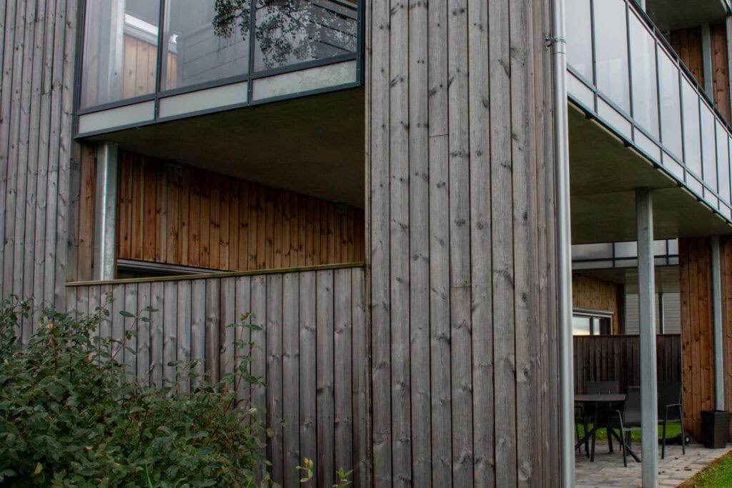 Architectural factors that may affect woods natural weathering - overhangs, eaves and covered terraces