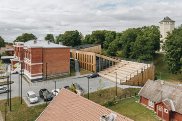 Thermory Benchmark thermo-pine cladding, Paide State High School, Photograph Tõnu Tunnel