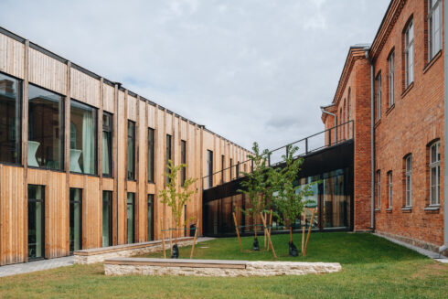 Thermory Benchmark thermo-pine cladding, Paide State High School, Photograph Tõnu Tunnel