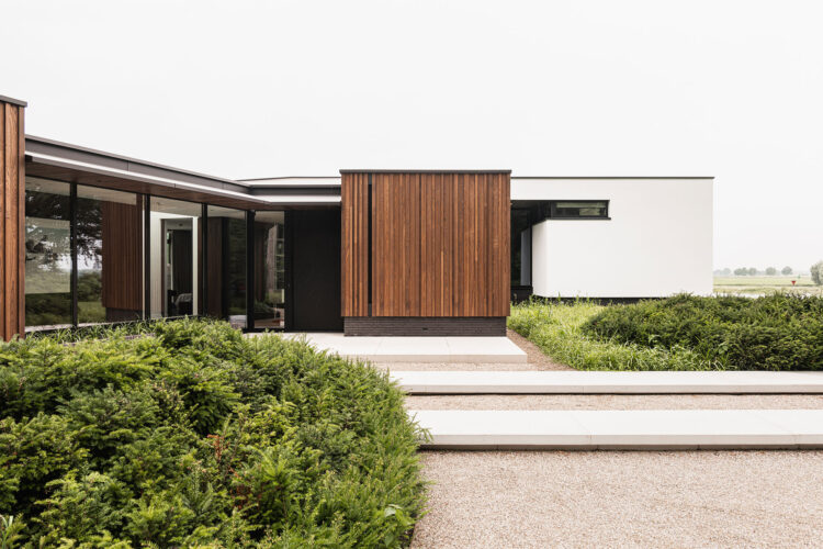 mid-century modern house with thermory ash cladding
