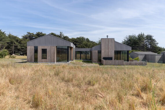 Hatchway Home, USA, Thermory Benchmark thermo-pine decking and thermo radiata pine cladding, Architect Robert P Gabriel, Photo Bill Oxford