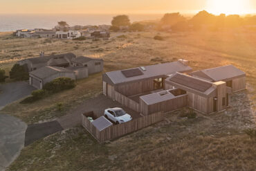 Hatchway Home, USA, Thermory Benchmark thermo-pine decking and thermo radiata pine cladding, Architect Robert P Gabriel, Photo Bill Oxford