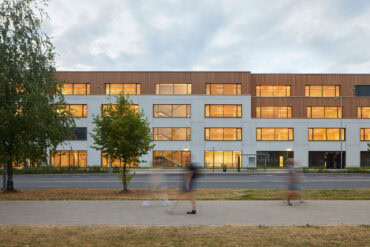 Pilaite high-school in Vilnius, Thermory Benchmark thermo-pine cladding