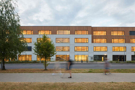 Pilaite high-school in Vilnius, Thermory Benchmark thermo-pine cladding