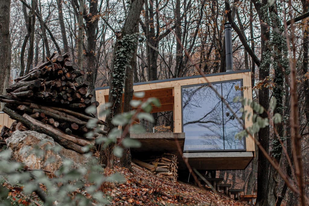 Sauna im Wald, Slowakei, Thermory Erle Banklatten, Architekt Ing Jurij Cernak, Fotograf Katarina Janickova