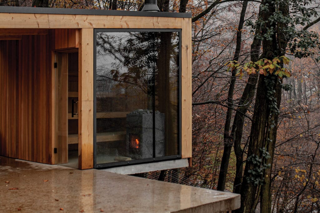 Sauna im Wald, Slowakei, Thermory Erle Banklatten, Architekt Ing Jurij Cernak, Fotograf Katarina Janickova
