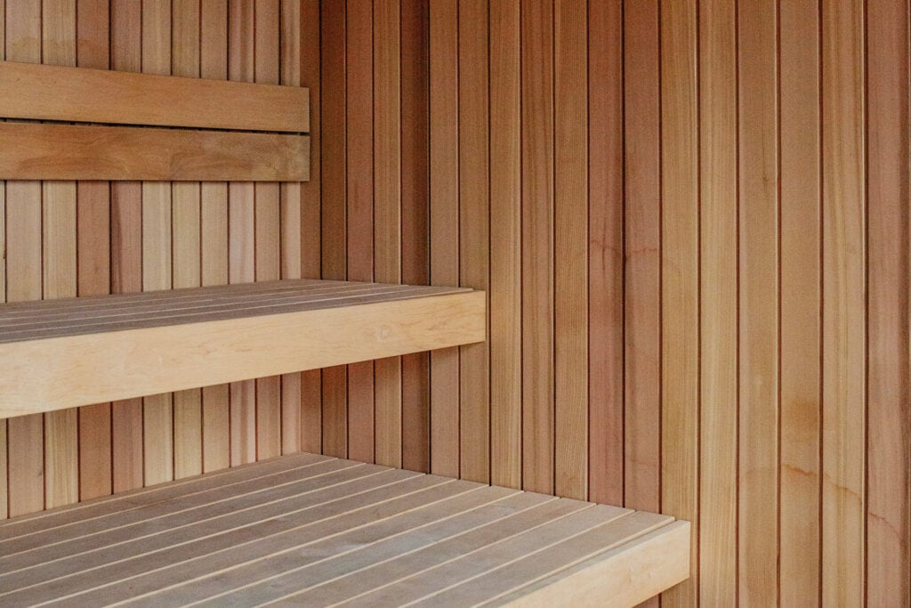 Sauna im Wald, Slowakei, Thermory Erle Banklatten, Architekt Ing Jurij Cernak, Fotograf Katarina Janickova