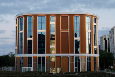 Health Center in Ülemiste, Thermory Benchmark thermo-pine cladding, architects Apex AB, Ingrid Kaur, Ristjan Johanson, photo. Olev Mihkelmaa