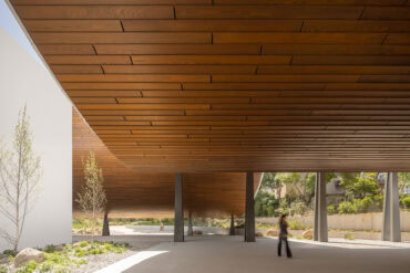 Centro Arte Moderna Gulbenkian, Portugal, Thermory termosaare lagi profiil D4, arhitektKengo Kuma & Associates, foto Fernando Guerra