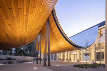 Centro Arte Moderna Gulbenkian, Portugal, Thermory termosaare lagi profiil D4, arhitektKengo Kuma & Associates, foto Fernando Guerra