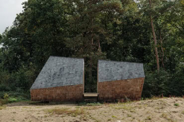 Sindlitest väikemaja Hollandis, Thermory Shingles termosaarest välisvooder, Foto Flare Department