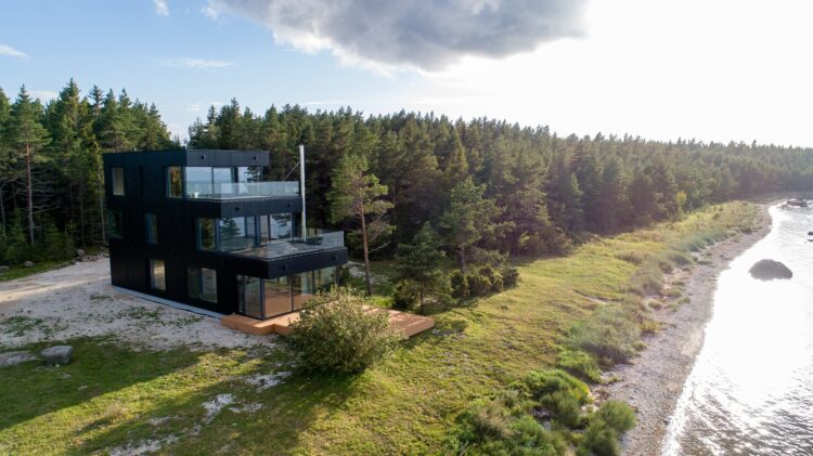 Ormsö beach house, Thermory Vivid10 Opaque RAL9005 cladding, Architect: Ants Rajando, Lembit Tork, Photo: Maksim Tund