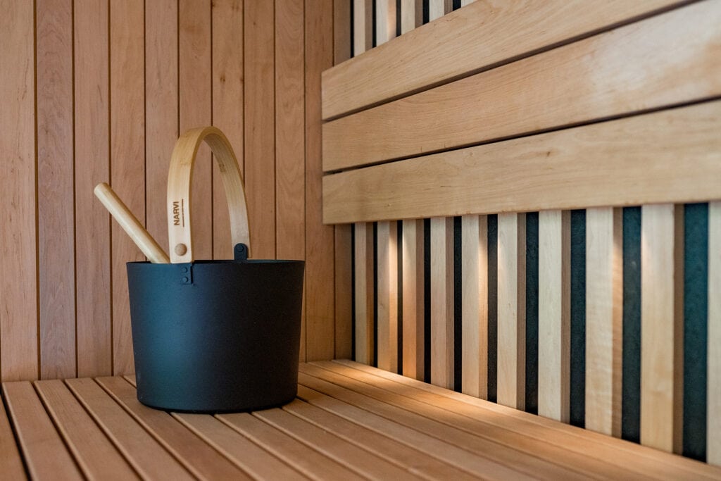 Pixxla self-service container sauna, Thermory alder wall panels and benches, Profile: STS4 15x68 mm, SHP 28x42 mm, 28x90 mm, Architect: Pixxla, Photograph: Šimon Šiplák