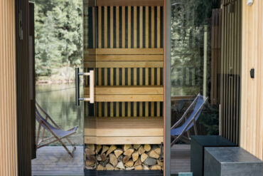 Pixxla-Sauna, Thermory Erle Wandverkleidung und Bank-Module, Profil: STS4 15x68 mm, SHP 28x42 mm, 28x90 mm, Architekt: Pixxla, Fotograf: Šimon Šiplák