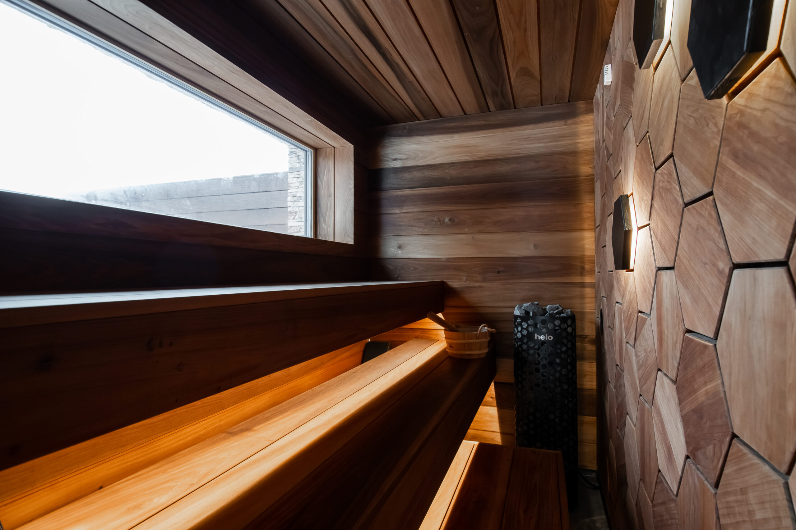 Home-Spa in Estland, Thermory Thermo-Magnolia Wandverkleidung und Bank-Module, Profil: STS10 15x170 mm, Architekt: Ljudmila Funika-Müür, Fotograf: Kirill Masing