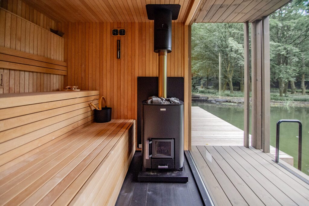 Sauna by the lake, Thermory alder wall panels and benches, Profile: STS4 15x68 mm, Architect: WOVEN, Photograph: Katarína Janíčková