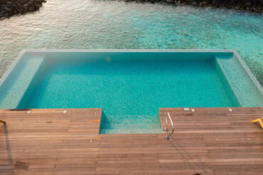 Thermory Benchmark Thermo-Esche Terrassendielen am Infinity-Pool des Ananea Madivaru Resorts auf den Malediven.