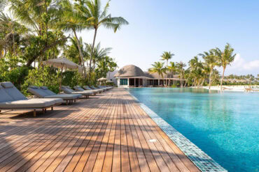Thermory Benchmark Thermo-Esche Terrassendielen rund um den Pool im Ananea Madivaru Resort auf den Malediven.
