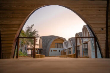 Thermory lämpösaarni-verhous Ananea Madivaru -lomakeskuksen kaarevilla huviloilla Malediiveilla.