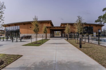 Texase Clopton Farms kogukonnakeskus Thermory Benchmark termotöödeldud radiata männi fassaadivoodriga ja puitsõrestikuga arhitektuuris.