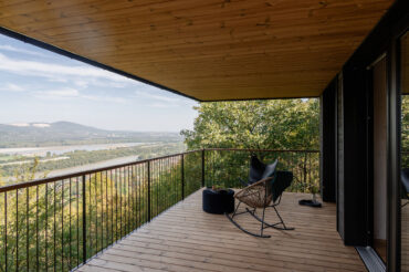 Terrassenblick vom Console House mit Thermory Thermo-Kiefer Decking und Panoramablick über die Donau.