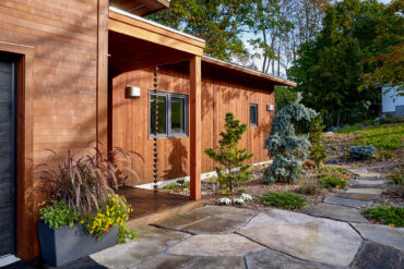 Modernes Holzhaus mit Thermory Kodiak Thermo-Fichte Wandverkleidung und warmem Holzvorbau.