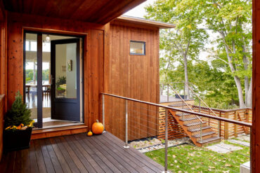 Holzeingang und Treppe mit Thermory Kodiak Thermo-Fichte Wandverkleidung und Benchmark Thermo-Esche Terrasse.