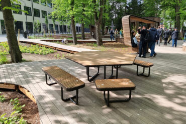 Thermoryn lämpösaarnikävelytiet ja istuma-alueet integroituna vihreään kaupunkipuistoon.