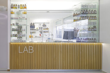 Modern laboratory interior featuring a counter with Thermory thermo-alder STEP wall panels, combining warm wood tones with clean, functional design.