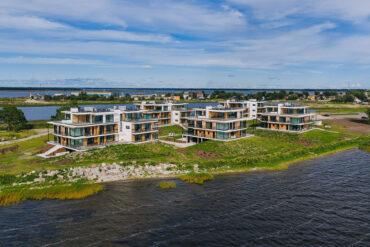 Luftaufnahme der Marienholm Apartmenthäuser in Haapsalu mit Thermory Thermo-Fichte Fassadenverkleidung, Woodsafe feuerhemmender Behandlung und Thermo-Kiefer Terrassendielen.