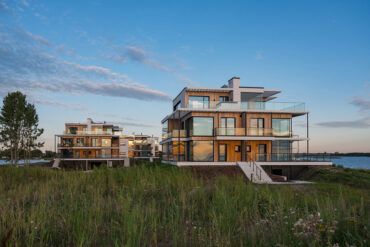 Meeresblick auf die Marienholm Apartments mit Thermory Thermo-Fichte Fassaden (Woodsafe behandelt) und Thermo-Kiefer Terrassen.