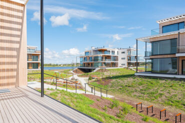 Detail der Marienholm Terrassen mit Thermory Thermo-Fichte (Woodsafe behandelt) und Thermo-Kiefer Dielen im natürlichen Licht.