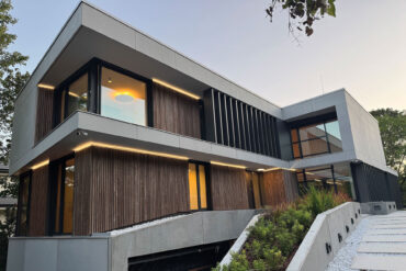 Contemporary private house in Hungary with Thermory Benchmark thermo-ash C4J cladding, featuring seamless vertical lines and modern contrast.