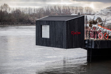 Sauna Bobor schwimmt auf der Donau in Bratislava – verkleidet mit schwarz gebrannter Thermory Thermo-Fichte im traditionellen Shou-Sugi-Ban-Stil, wo Handwerk auf modernes Design trifft.
