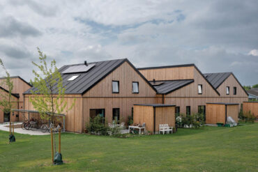 Public housing project in Gundsømagle with Thermory Benchmark thermo-pine C1 cladding, combining modern Nordic architecture and natural warmth.