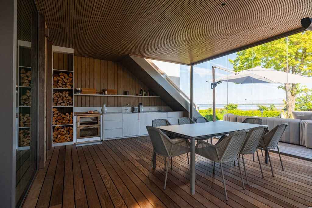 Outdoor dining area with Thermory thermo-ash D31 decking and CAR3 ceiling cladding in Summer Villa Haapsalu.