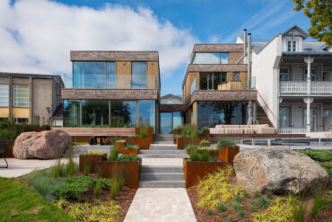 Summer Villan julkisivu, jossa Thermory lämpöradiatamänty C4J ja lämpösaarni paanukate Haapsalussa.