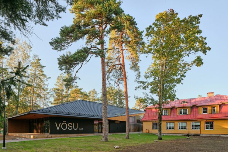 Võsu school and kindergarten building featuring natural wood exterior and modern architectural design.